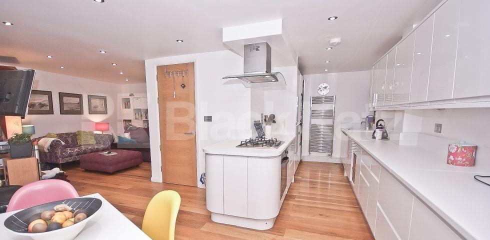 			UNDER OFFER , 2 Bedroom, 1 bath, 1 reception Maisonette			 Doyce Street , London Bridge / Borough